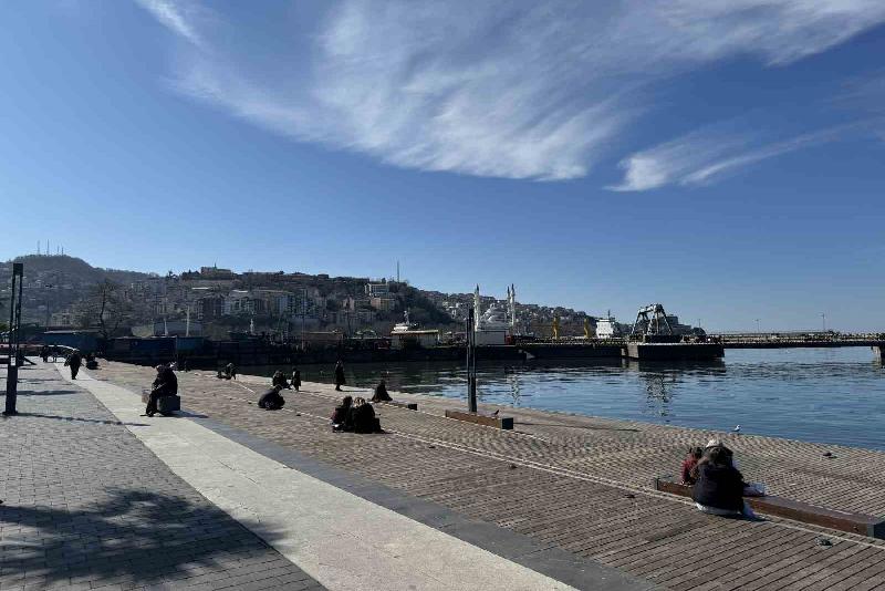 Zonguldak‘ta yazdan kalma yaşayan vatandaşlar sahile akın etti. Zonguldak‘ta hava