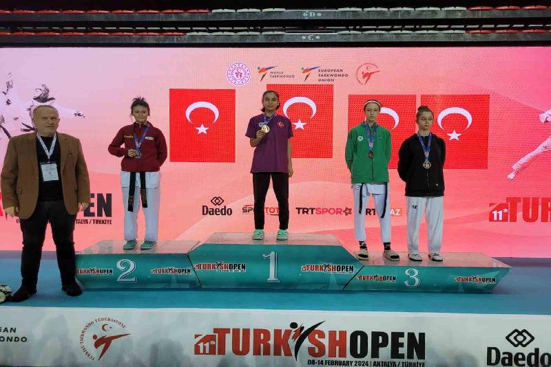 DÜZCE(İHA) –Düzceli sporcular Taekwondo Şampiyonasından 2 altın 1 gümüş madalya