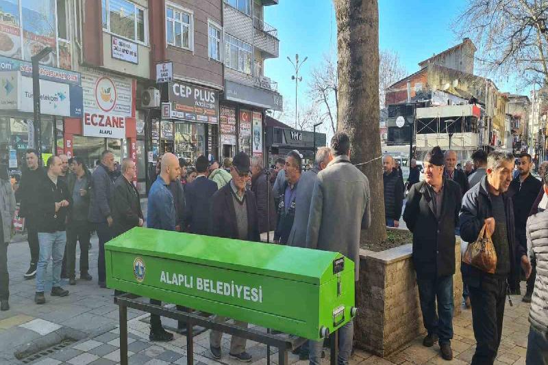 Zonguldak’ın Alaplı ilçesinde tartıştığı kişi tarafından göğsünden bıçaklanan ve kaldırıldığı