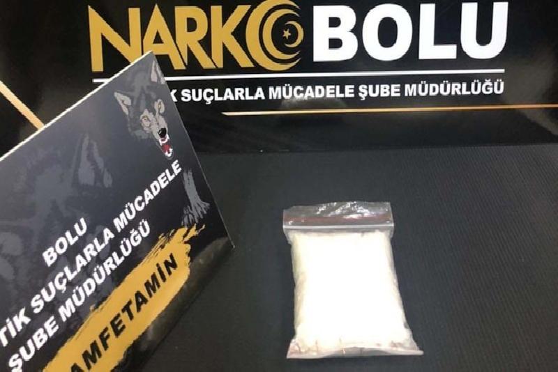 Anadolu Otoyolu’nun Bolu geçişinde otomobilinin bagaj kısmındaki döşemenin altına gizlenmiş