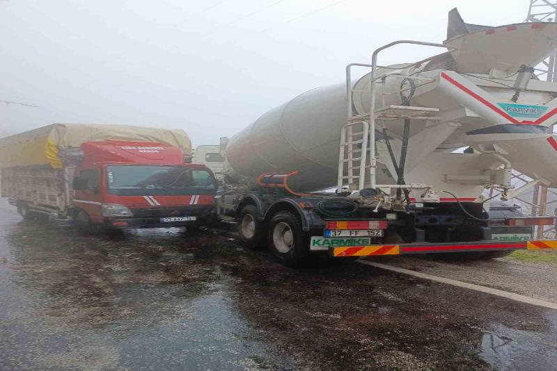 Kastamonu’nun Cide ilçesinde yoğun sis sebebiyle görüş mesafesinin düştüğü yolda