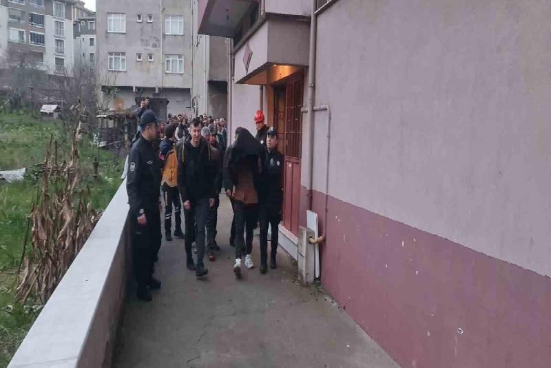 Zonguldak’ın Ereğli ilçesinde 5 katlı binanın çatısına çıkarak aşağıya atlayacağını