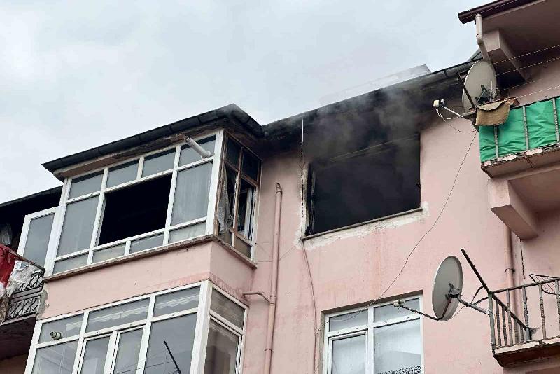 Kastamonu’da 4 katlı binanın en üst katındaki evde çıkan yangın