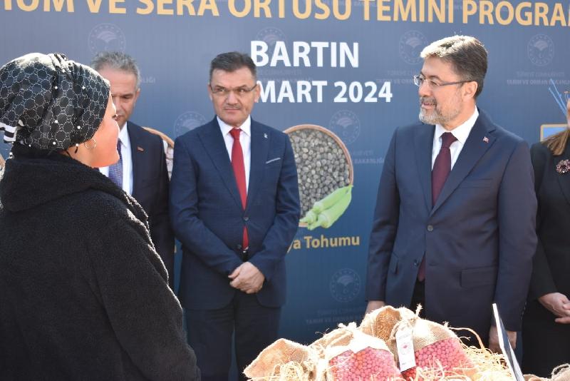 Bartın’da çiftçilere tohum ve sera örtüsü dağım programına katılan Tarım