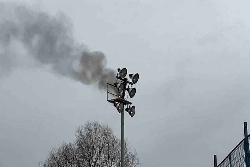 Düzce’de futbol sahasındaki aydınlat direğinde çıkan yangın itfaiye ekiplerince söndürülürken,