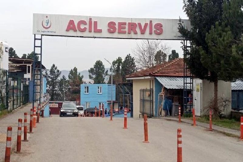 Bartın’da seyir halinde bir otomobil, yolun karşısına geçmeye çalışan bir