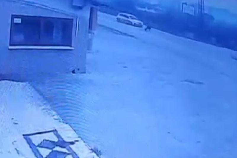 Bartın’da seyir halinde bir otomobil, yolun karşısına geçmeye çalışan bir