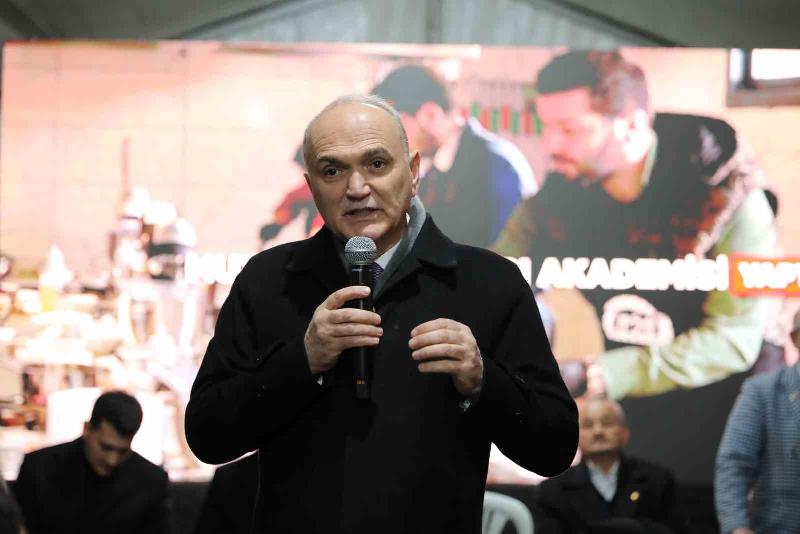 Düzce Belediye Başkanı Dr. Faruk Özlü, Çamlıevler Mahallesi sakinleriyle buluşmasında,