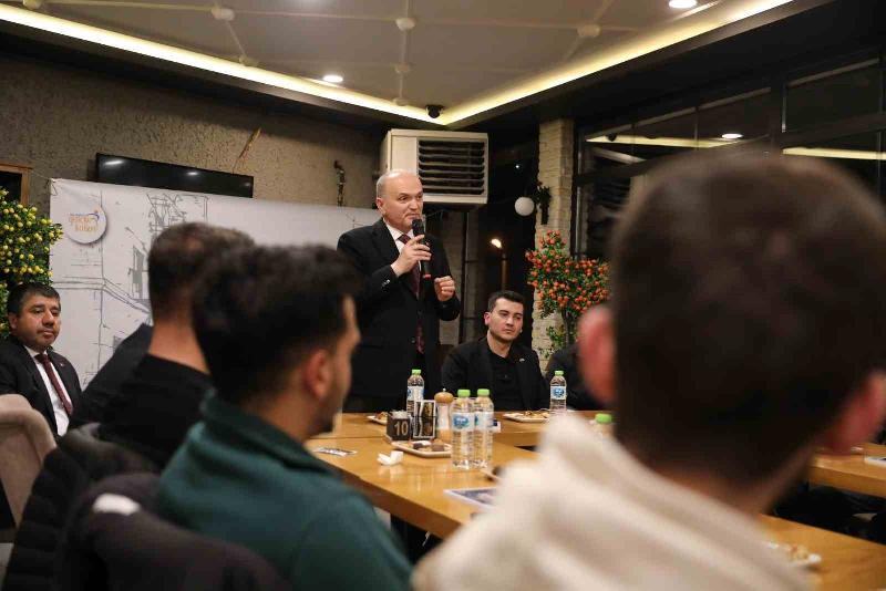 Düzce Belediye Başkanı Dr. Faruk Özlü, gençlerle sohbet programlarında buluştu.