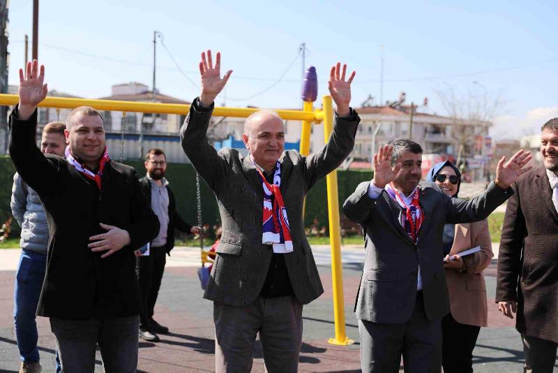 Düzce Belediye Başkanı Dr. Faruk Özlü, millet bahçesinde esnaflar ve