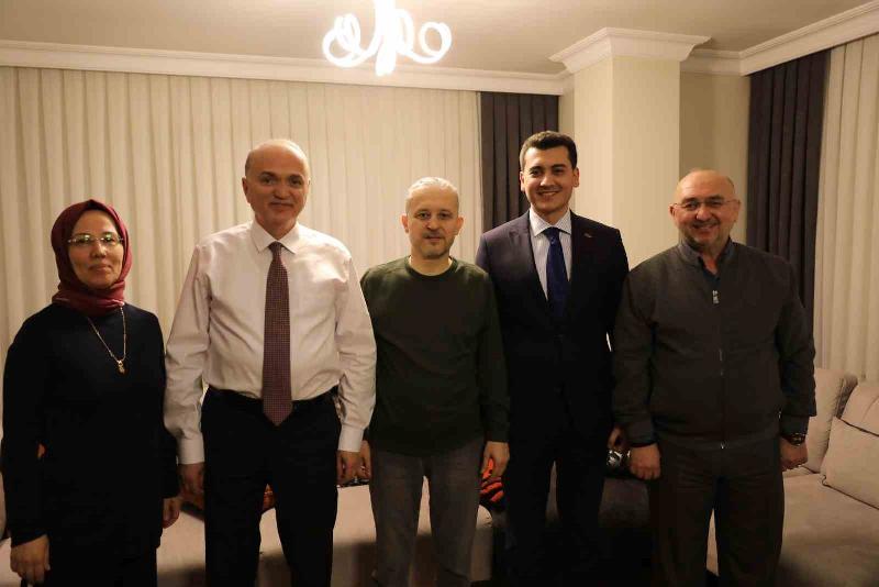 Başkan Özlü’den Yılmaz’a geçmiş olsun DÜZCE(İHA) – Düzce’nin Yığılca ilçesine giderken aracın yoldan çıkması sonucu