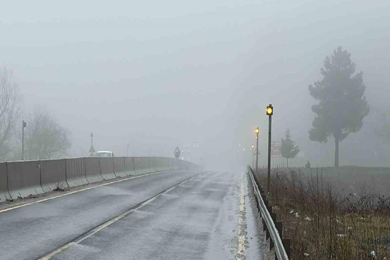 Bolu Dağı’nın D-100 karayolu geçişinde aralıklarla yağmur etkili olurken, sis