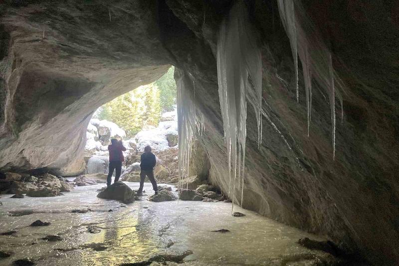 Kastamonu’da üniversite öğrencileri, Araç ilçesinde buz sarkıtlarıyla dikkat çeken mağarada