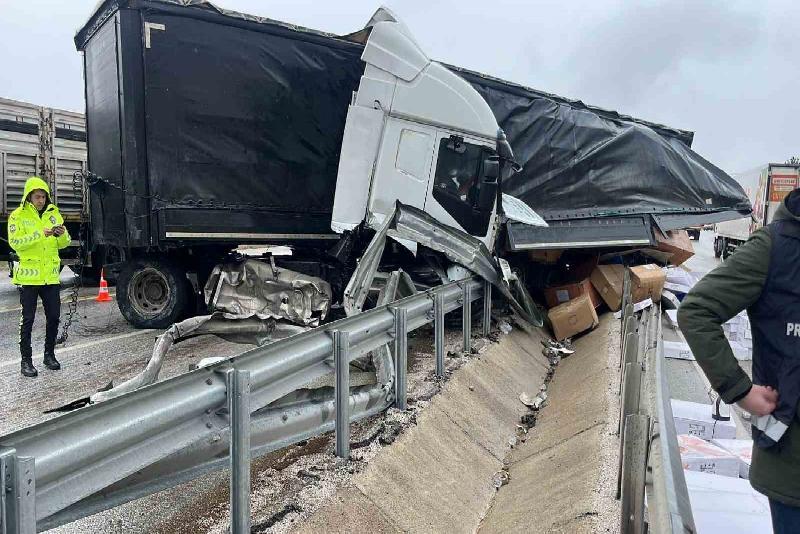 D100’de bariyerlere çarpan tırdaki 2 kişi yaralandı Kastamonu’nun Tosya ilçesi D100 karayolunda bariyerlere çarpan tırdaki 2 kişi
