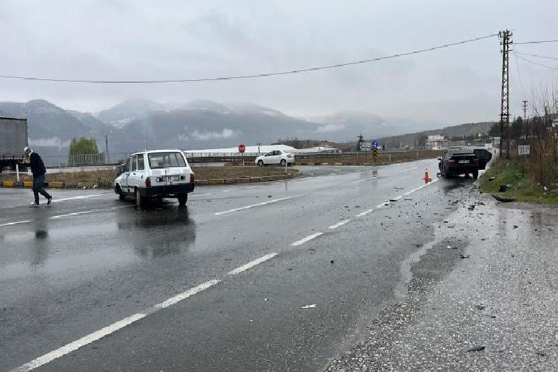 Kastamonu’nun Tosya ilçesi D100 karayolunda iki otomobil çarpışması neticesinde 5