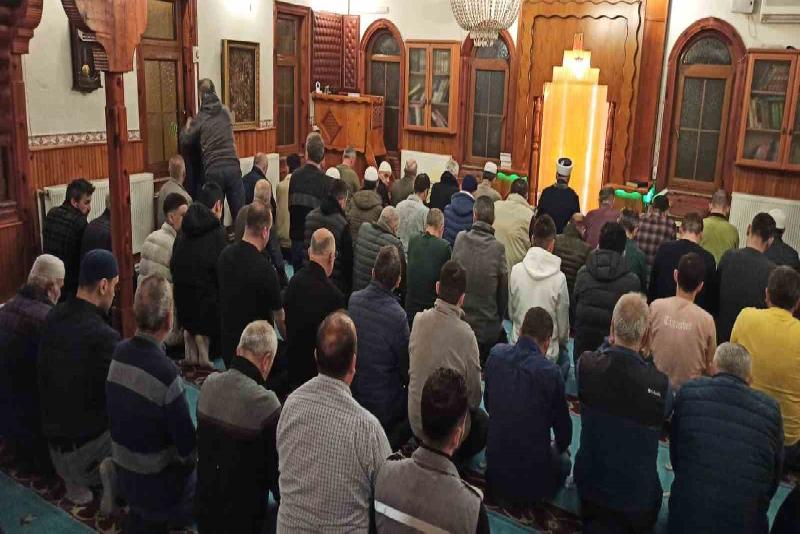Zonguldak’ın Devrek ilçesinde vatandaşlar Ramazan ayının ilk teravih namazı kılmanın