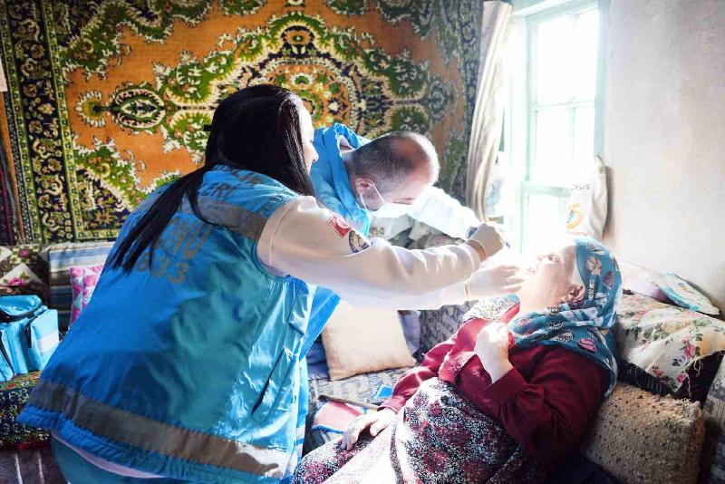 Kastamonu’da evde sağlık hizmetleri çerçevesinde hastaneye gidemeyen hastalar, diş temizliğinden