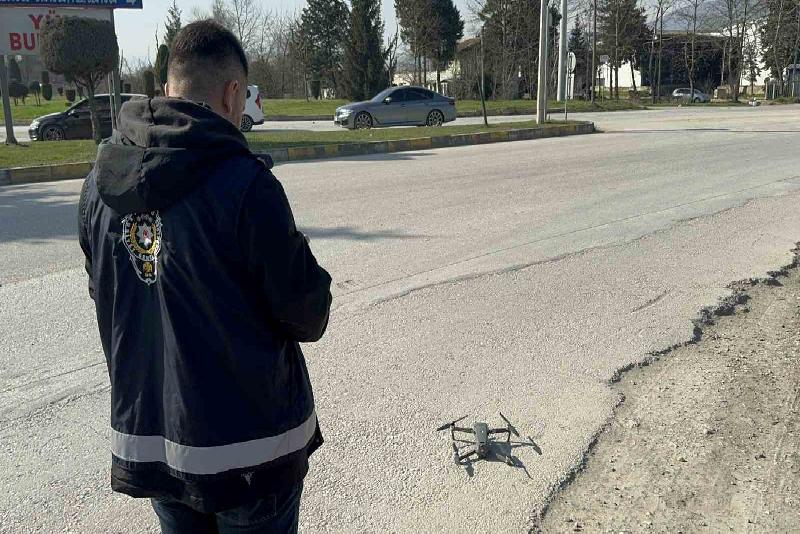 Dron destekli kırmızı ışık denetimi Düzce’de, dron destekli yapılan trafik uygulamalarında kırmızı ışık ihlali yaptığı