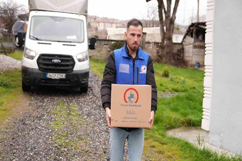 DÜZCE(İHA) – Düzce Belediyesi hazırladığı erzak kolilerini hane hane gezerek