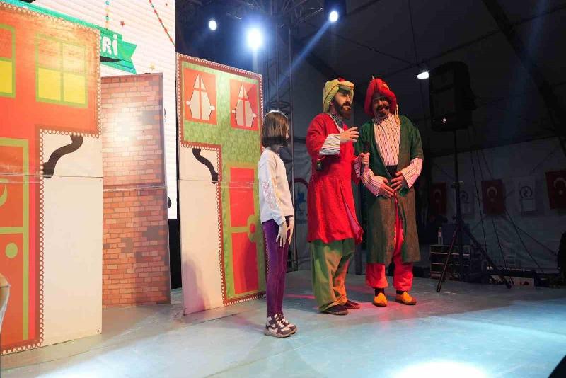 Düzce Belediyesi Ramazan etkinliklerinde birbirinden ünlü isimler Düzcelileri ziyaret ederken