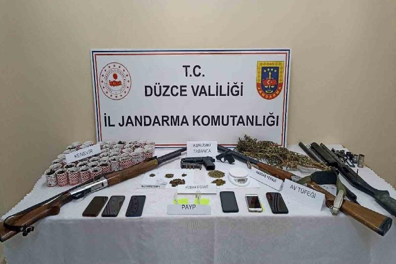 Düzce’de jandarmadan uyuşturucu operasyonu Düzce’de jandarma ekipleri tarafından yapılan operasyonlarda uyuşturucu, ruhsatsız av tüfeği