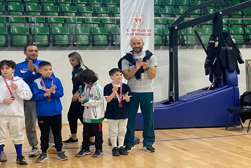 Eskrimde madalya DÜZCE(İHA) – Eskrim Kılıç Açık turnuva müsabakasında Düzceli sporcu Ahmet