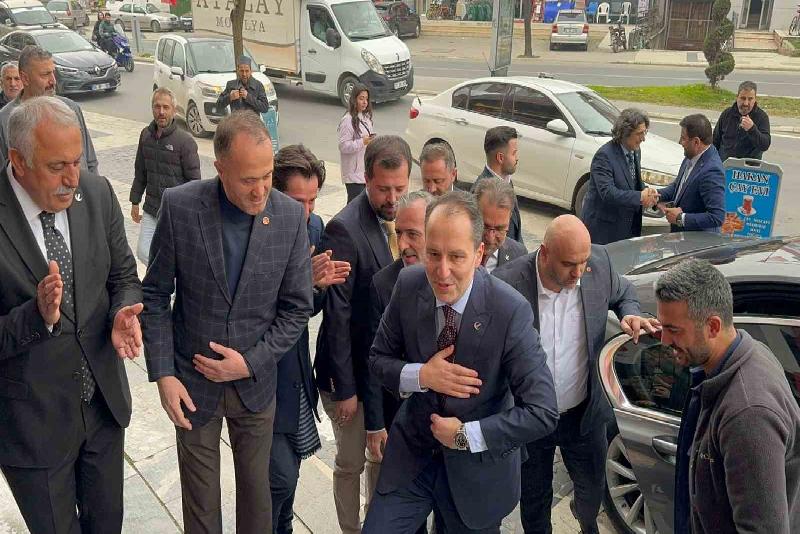 Düzce’de partililerle bir araya gelen Yeniden Refah Partisi Genel Başkanı