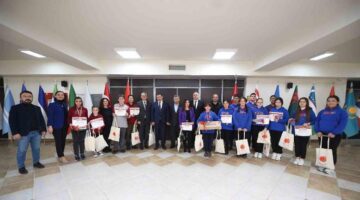 Geri dönüştürülebilir malzemelerden ürünler yapan öğrencilere ödülleri Başkan Vidinlioğlu’ndan