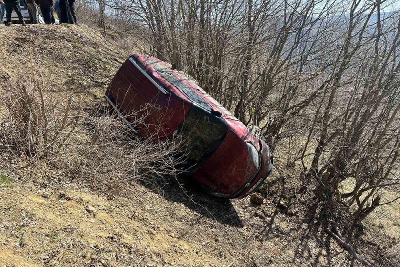 Kastamonu’nun Küre ilçesinde sürücüsünün direksiyon hakimiyetini kaybetmesi neticesinde yoldan çıkan
