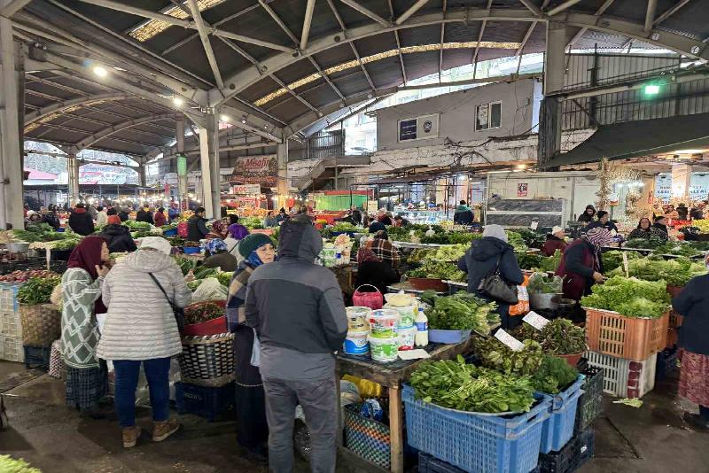 Zonguldak’ta halk pazarındaki fiyatlar vatandaşları memnun etti. Zonguldak‘ta her hafta