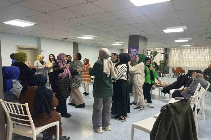 DÜZCE(İHA) –Düzce’de huzur evinde kalanlar gençlerle birlikte unutmaz bir gün