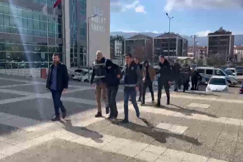 İstanbul’dan geldikleri Bolu’da otomobiline bindiği sırada iş adamını gasp eden