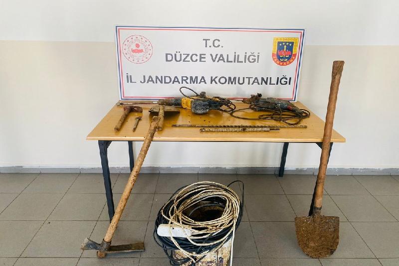 İzinsiz kazıya Jandarma engeli DÜZCE(İHA) – Düzce’nin Gölyaka ilçesinde izinsiz kazı yapan 5 kişi