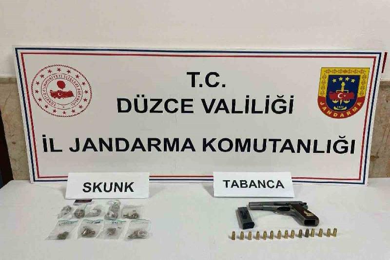 DÜZCE(İHA) – Düzce’de Jandarma ekipleri tarafından yapılan yol uygulamasında 3