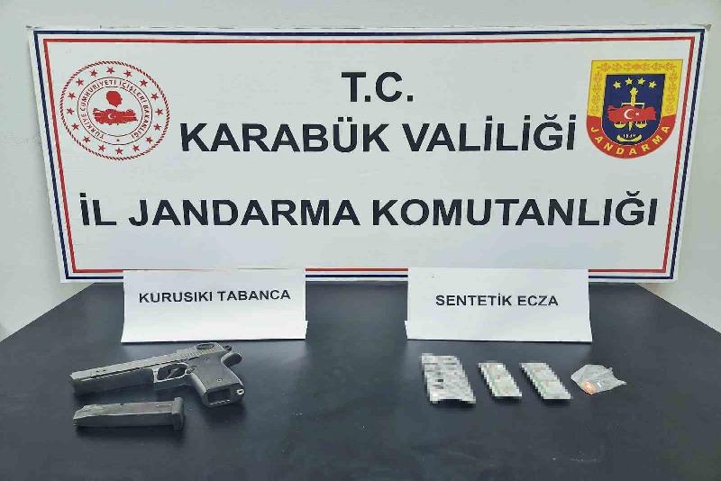 Jandarma’dan uyuşturucu operasyonu: 2 gözaltı Karabük İl Jandarma Komutanlığı ekiplerince Cumayanı köyünde yapılan operasyonda, uyuşturucu