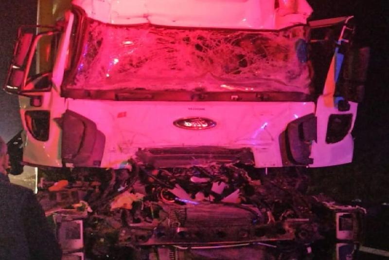 Düzce’de meydana gelen trafik kazasında kamyona arkadan çarpan tırın sürücüsü