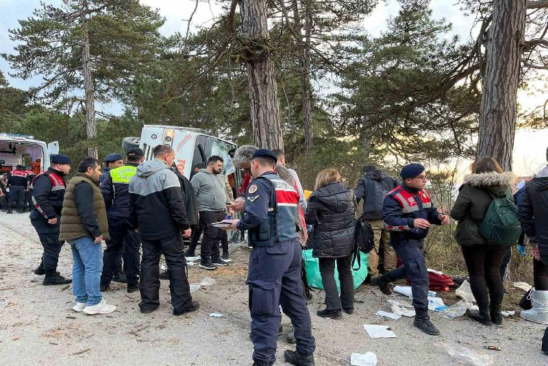 Bolu’da Kartalkaya Kayak Merkezi yolunda freni boşalan bir minibüsün devrilmesi