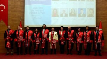 Kastamonu Üniversitesi’nde akademisyenler cübbelerini giydi