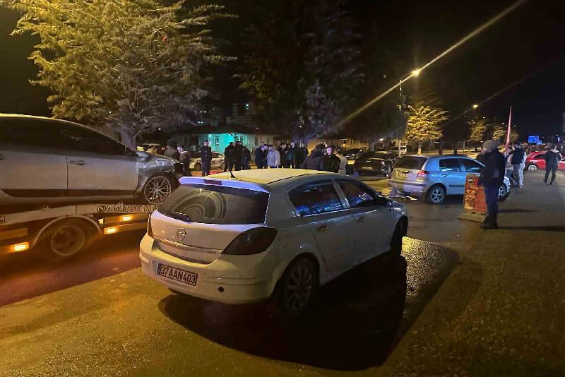 Kastamonu’da çarpışan iki otomobil park halindeki iki araca çarptı. Kazada