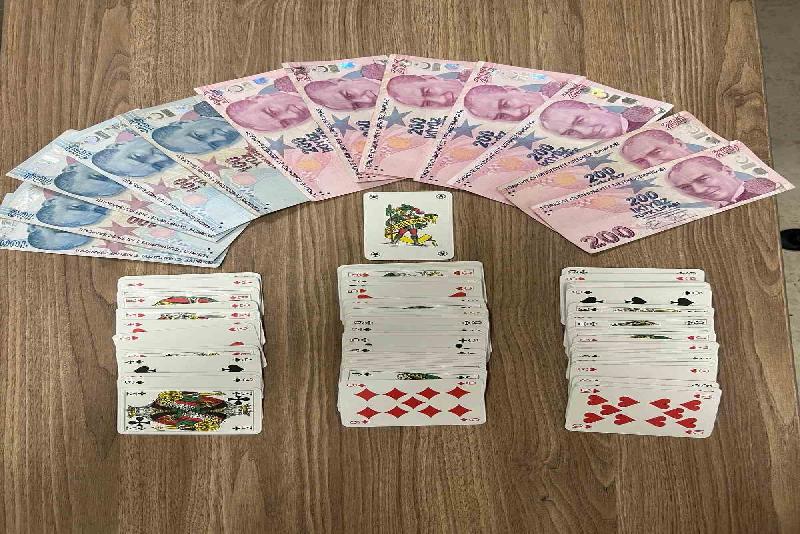 Kastamonu’da polis ekipleri tarafından, kumar oynatıldığı belirlenen lokaldeki 8 kişi