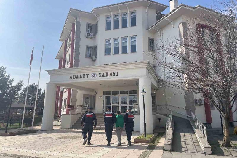 Kastamonu’nuın Taşköprü ilçesinde ‘nitelikli cinsel saldırı’ suçundan aranan.2 şahıs, JASAT