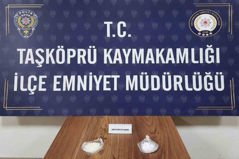 Kastamonu’nun Taşköprü ilçesinde durdurulan araçta yapılan aramada 25 gram metamfetamin
