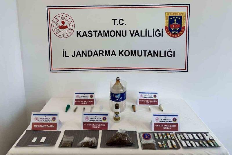 Kastamonu’nun Tosya ilçesinde jandarma ekiplerince, uyuşturucu madde ile yakalanan 6