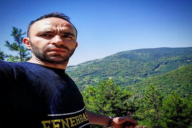 Karabük’te sürücüsünün kontrolünden çıkan hafif ticari aracın aydınlatma direğine çarpması