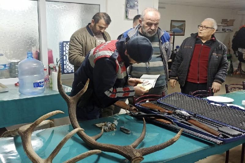 Bolu’nun Mengen ilçesinde kaçak avcılık yaparak, kızıl geyik ve bozayıyı