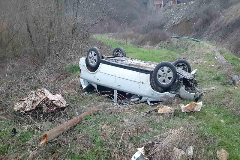 Bolu’nun Mudurnu ilçesinde kontrolden çıkan otomobilin şarampole yuvarlandığı kazada sürücüsü