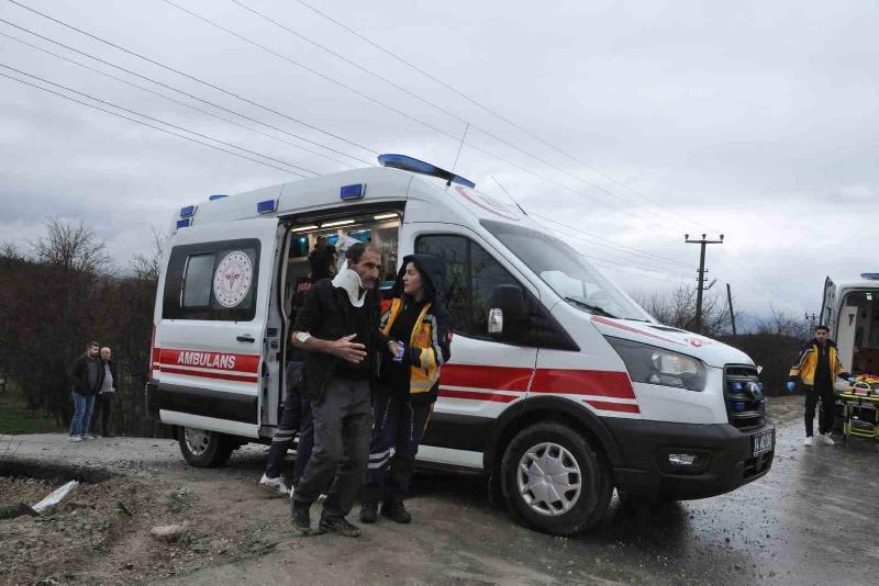 Bolu’nun Mudurnu ilçesinde kayganlaşan yolda kontrolden çıkan otomobil şarampole yuvarlanırken,
