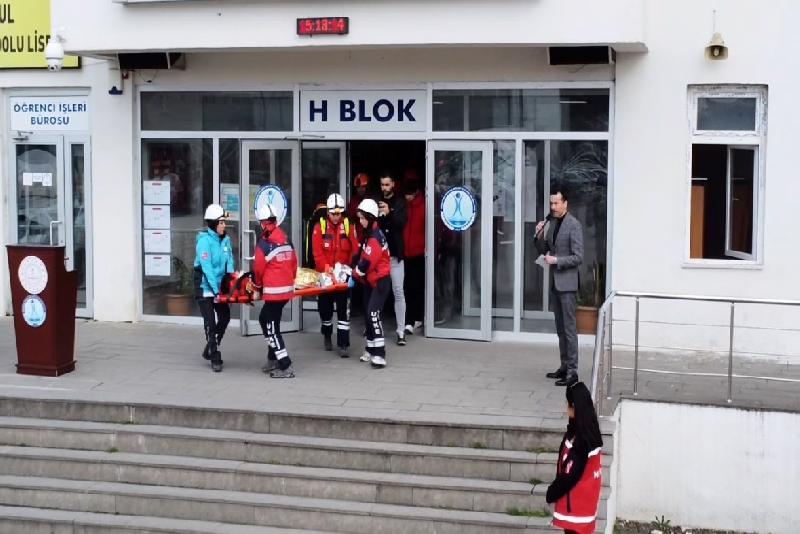 Düzce’de deprem tatbikatında ağır yaralı öğrenci UMKE ekiplerince ve mahsur