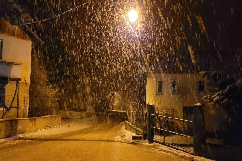 Karabük’ün Eflani ilçesinde etkili olan kar yağışı kenti beyaza bürüdü.