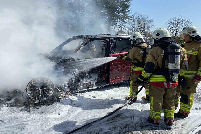 TEM Otoyolu Düzce geçişinde alev alev yanan lüks cip kullanılamaz